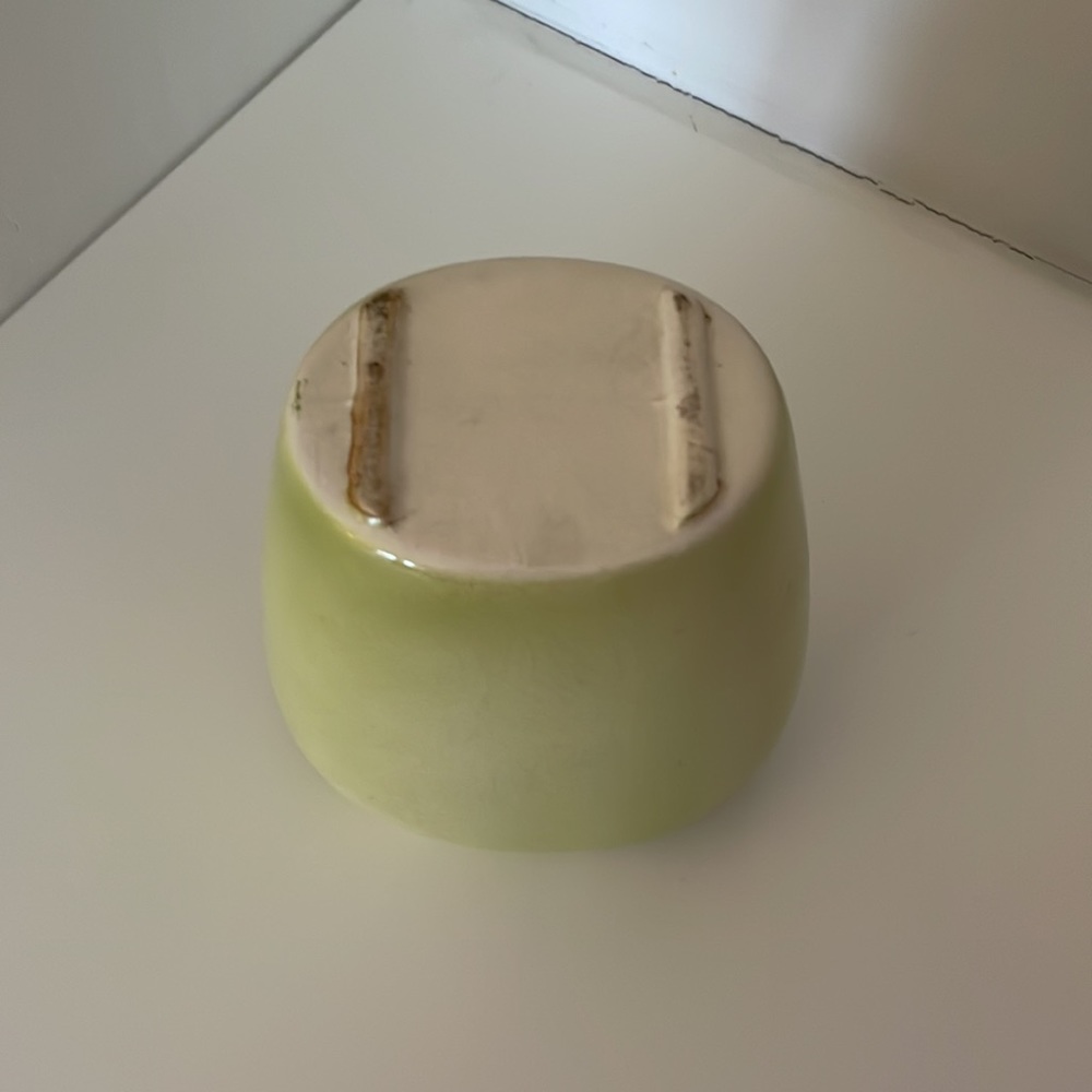 Vintage Royal Copley, MCM chartreuse vase with leaf detail. Excellent condition! - Picture 6 of 11